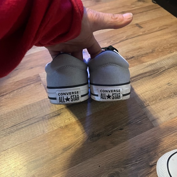 Womens light gray converse, size 9 - Picture 3 of 5